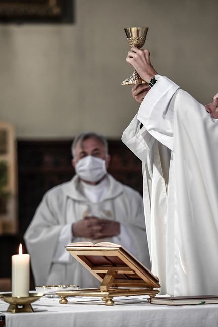 Un prêtre célèbre une messe à l'église Saint-Jean-Baptiste de Neuilly-sur-Seine (Hauts-de-Seine), le 23 mai 2020, au premier jour de la reprise des cérémonies religieuses. (STEPHANE DE SAKUTIN / AFP)