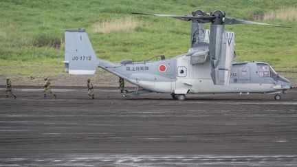 Des soldats japonais quittent un avion V-22 Osprey, lors d'un exercice de tir réel à Gotemba, le 26 mai 2024. (YUICHI YAMAZAKI / AFP)