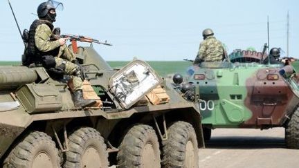 Blindés ukrainiens dans la région de Slavyansk, dans l'est de l'Ukraine, le 24 avril 2014. Ce jour-là, les forces ukrainiennes ont pris d'assaut un barrage pro-russe faisant des victimes.