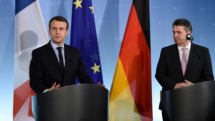 Emmanuel Macron et le ministre des Affaires étrangères allemand, Sigmar Gabrie, à Berlin, le 16&nbsp;mars 2017. (RAINER JENSEN / DPA / AFP)