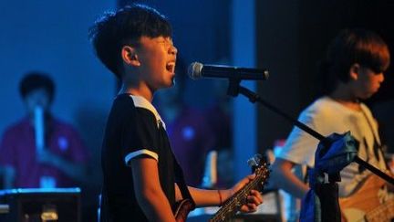 Des enfants d'à peine 8 ans participaient au concours de musique rock de Tianjin en Chine (AFP/Tom Hancock)