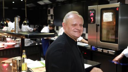 Joël Robuchon, le 6 décembre 2014 dans la cuisine de La Grande Maison. (NICOLAS TUCAT / AFP)