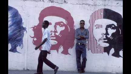 A Cuba, le portrait de Che Guevara inonde les murs de la Havane 
 (AFP - WOLFGANG KUNZ / BILDERBERG )