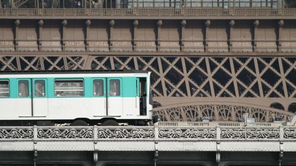 L'accident a eu lieu à la station Bir-Hakeim (15e arrondissement), sur un tronçon aérien de la ligne 6.&nbsp; (GILLES TARGAT / AFP)