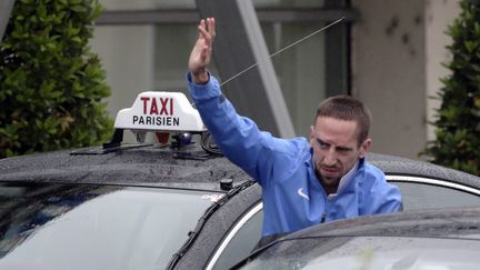 Franck Rib&eacute;ry a salu&eacute; les supporters &agrave; l'a&eacute;roport du Bourget, &agrave; son retour d'Ukraine. (PHILIPPE DUPEYRAT / AFP)