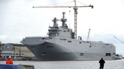 Le "Vladivostok", premier porte-h&eacute;licopt&egrave;res Mistral qui doit &ecirc;tre livr&eacute; &agrave; la Russie, photographi&eacute; en mai 2014 &agrave; Saint-Nazaire (Loire-Atlantique). (JEAN-SEBASTIEN EVRARD / AFP)