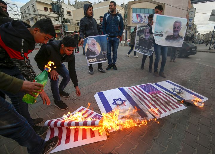 Dans la bande de Gaza, des manifestants palestiniens mettent le feu à des drapeaux américains et israéliens, le 8 janvier 2020. (SAID KHATIB / AFP)