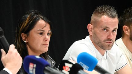 Les parents de Lindsay, dont Betty Gervois (à gauche), lors d'une conférence de presse à Vendin-le-Vieil, le 1er juin 2023. (DENIS CHARLET / AFP)