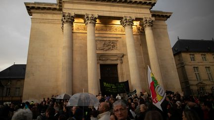 Des personnes manifestent devant la préfecture de Seine-Maritime, à Rouen, le 1er octobre 2019. (LOU BENOIST / AFP)