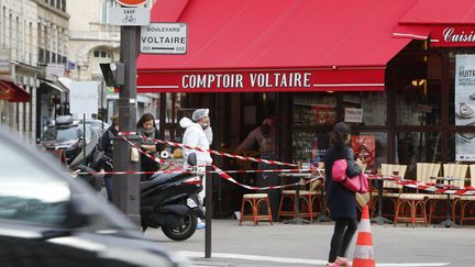 La police scientifique enquête, le 14 novembre 2015, sur le lieu d'une explosion, boulevard Voltaire, à Paris. (WILLIAM ABENHEIM / SIPA)