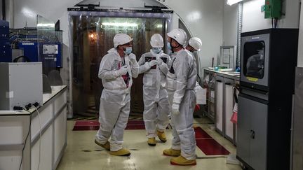 Des hommes travaillent à la centrale nucléaire de Cattenom (Moselle). (PIERRE HECKLER / MAXPPP)