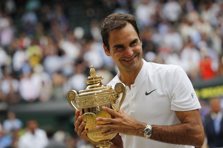 Roger Federer détient le trophée du vainqueur après avoir battu le Croate Marin Cilic lors de la finale du simple messieurs de Wimbledon 2017&nbsp;à Londres, le 16 juillet 2017. (ADRIAN DENNIS / AFP)