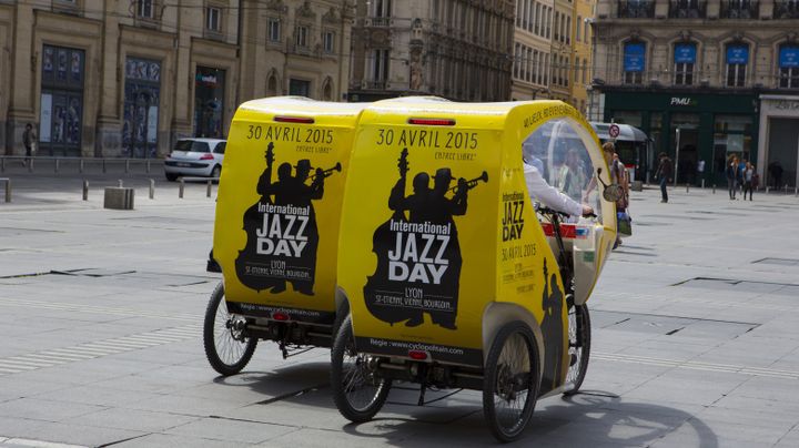 Des tricycles aux couleurs du Jazz Day dans les rues de Lyon 
 (Rauffet Xavier/Jazz à Vienne 2015)