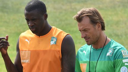 Yaya Touré, la star de la Côte d'Ivoire, en discussion avec son sélectionneur, Hervé Renard