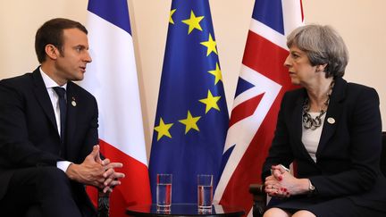 Emmanuel Macron et Theresa May, le 26 mai à&nbsp;Taormina (Italie).&nbsp; (DAN KITWOOD / AFP)