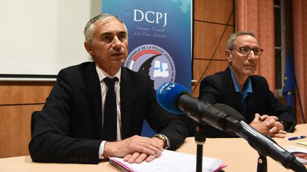 Le procureur de la République de Marseille, Xavier Tarabeux, et le directeur adjoint régional de la police judiciaire, Eric Arella, lors d'une conférence de presse à Marseille, le 5 mai 2019, après l'enlèvement d'un petit garçon&nbsp;dans le quartier de la Canebière.&nbsp; (BORIS HORVAT / AFP)