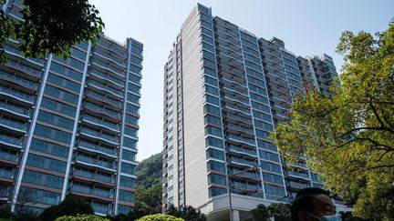 Un penthouse de cinq chambres de cet immeuble de Hong Kong s'est vendu pour 49&nbsp;millions&nbsp;d'euros mercredi 17 février 2021. (ANTHONY WALLACE / AFP)