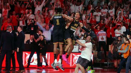 L'AS Monaco célèbre sa qualification dans le Final Four de l'Euroligue, le 10 mai 2023, après sa victoire face au Maccabi Tel-Aviv (97-86). (MAXPPP)