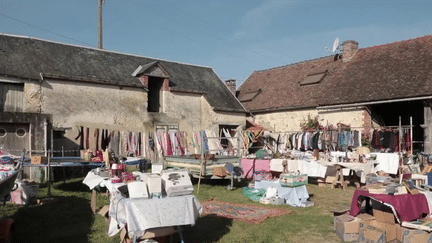 Pouvoir d’achat : les vide-maisons, des brocantes de particuliers de plus en plus populaires (France 2)