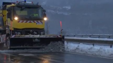 Neige : une nuit de galère pour 2 000 automobilistes sur l'A40