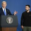 Le président américain Joe Biden et son homologue ukrainien Volodymyr Zelensky, le 11 juillet 2024 à Washington (Etats-Unis). (BRENDAN SMIALOWSKI / AFP)