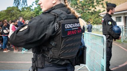 Une gendarme près d'un bureau de vote à Nouméa, en Nouvelle-Calédonie, le 7 juillet 2024. Image d'illustration. (DELPHINE MAYEUR / AFP)