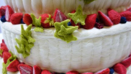 Pour fêter les 10 ans de l’Aiguille en Fête, la créatrice japonaise Rio Fukuda a réalisé un gâteau avec des fruits en laine feutrée à dévorer des yeux. Designer, patissière es-textile, elle conçoit et commercialise des kits de chef en feutre.
 
 (Corinne Jeammet)