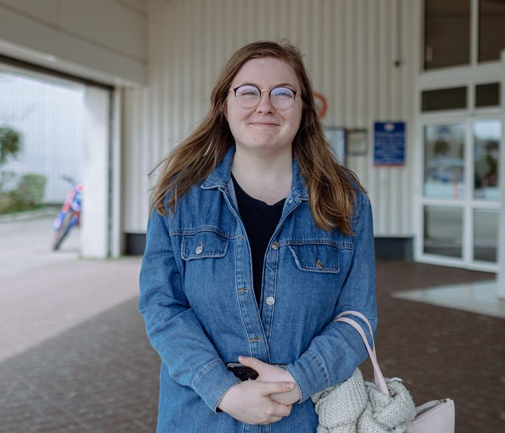 Eloïse Kolodzieski pose devant un supermarché de Bruay-la-Buissière (Pas-de-Calais), le 12 avril 2022. (PIERRE MOREL / FRANCEINFO)