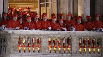 Des cardinaux assistent au discours du nouveau pape Fran&ccedil;ois depuis un balcon de la basilique Saint-Pierre au Vatican, le 13 mars 2013. (MAX ROSSI / REUTERS)