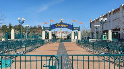 Barrières à l'entrée de Disneyland Paris, fermé depuis fin octobre 2020. (BENJAMIN ILLY / FRANCE-INFO)