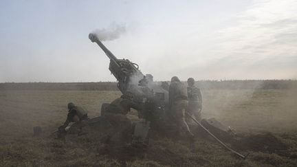 L'artillerie ukrainienne à l'œuvre dans la région de Kherson, le 5 novembre 2022. (METIN AKTAS / ANADOLU AGENCY / AFP)