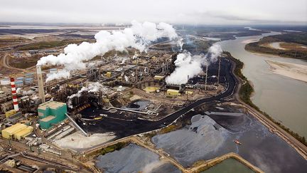 où se situent les principales réserves de sables bitumineux (20% du territoire soit 140.000 km2). Les gisements les plus importants sont ceux de l'Athabasca et de Fort McMurray. Au départ, 37 municipalités avaient reçu une autorisation pour exploiter cette ressource. Aujourd’hui elles sont 51, faisant du Canada, la seconde réserve mondiale de sables bitumineux avec le Vénézuela.
 
 
 
 
 (Todd Korol  )