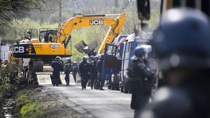 Des gendarmes dégagent une route de la ZAD de Notre-Dame-des-Landes (Loire-Atlantique), le 12 avril 2018. (DAMIEN MEYER / AFP)