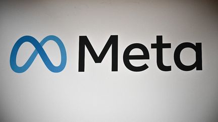 Le logo du groupe Meta, à Las Vegas (Nevada, Etats-Unis), le 4 janvier 2023. (ROBYN BECK / AFP)