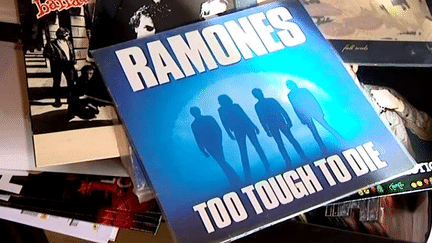 En 1988, le groupe punk rock américain, Ramones choisit Closer records pour enregistre son album "Too Tough to Die"
 (France 3 / Culturebox)