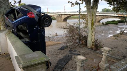 Une voiture&nbsp;encastrée dans un mur, le 16 octobre 2018, à Trèbes (Aude). (ERIC CABANIS / AFP)