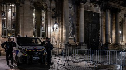 Le périmètre a été sécurisé devant l'entrée de la mairie de Bordeaux, le 23 mars. (PHILIPPE LOPEZ / AFP)