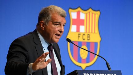 Le président du FC Barcelone Joan Laporta lors d'une conférence de presse au Camp Nou, le 17 avril 2023. (LLUIS GENE / AFP)