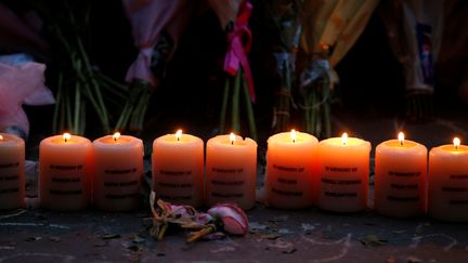 Des bougies allumées en hommage aux victimes de l'attentat, lors du premier anniversaire de l'attaque meurtrière, le 22 mai 2018 à Manchester au Royaume-Uni. (ANDREW YATES / REUTERS)