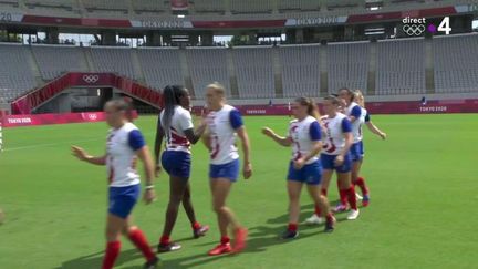 Les Bleues réussissent leur entame de tournoi. Après un essai encaissé en début de rencontre, les Françaises ont parfaitement réagi pour finalement l'emporter (12-5).