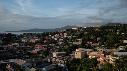 Une vue de la ville de Mamoudzou, à Mayotte, dans l'océan Indien, le 13 février 2023. (BASTIEN DOUDAINE / HANS LUCAS / AFP)