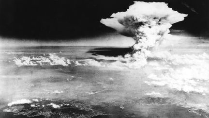 La bombe atomique est largu&eacute;e sur la ville d'Hiroshima, au Japon, le 6 ao&ucirc;t 1945. (HIROSHIMA PEACE MEMORIAL MUSEUM / AFP)