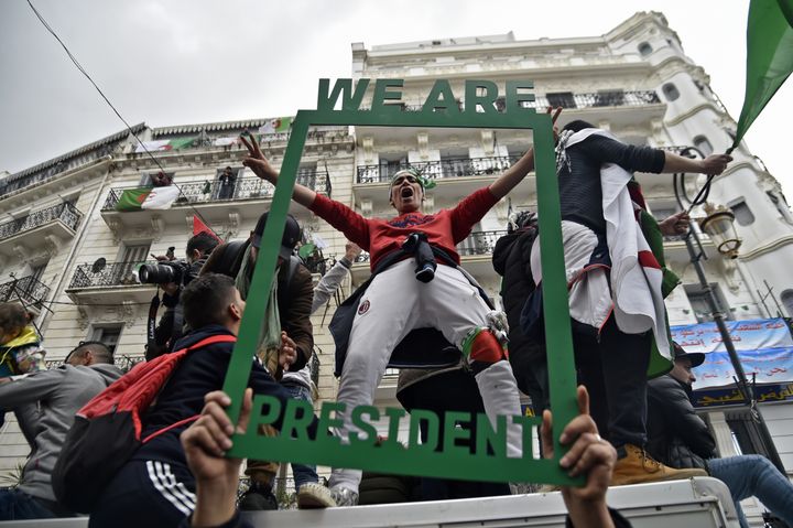 Des Algériens manifestent dans les rues d'Alger, vendredi 22 mars 2019.&nbsp; (RYAD KRAMDI / AFP)