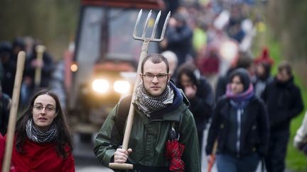 Les opposants au projet d'a&eacute;roport de Notre-Dame-des-Landes (Loire-Atlantique) ont manifest&eacute; sur le site retenu pour le projet, samedi 13 avril.&nbsp; (JEAN-SEBASTIEN EVRARD / AFP)