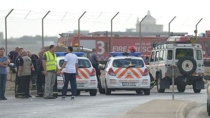 Les services d'urgence sur le site du crash d'un petit avion, à l'aéroport international de Malte, le 24 octobre 2016. (MATTHEW MIRABELLI / AFP)