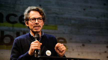 L'économiste Thomas Porcher s'exprime lors d'un meeting du mouvement Place publique, le 15 novembre 2018 à Montreuil (Seine-Saint-Denis). (LAURE BOYER / HANS LUCAS / AFP)