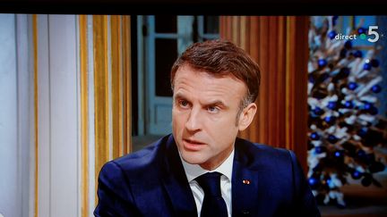 Emmanuel Macron, le 20 décembre 2023 dans l'émission "C à vous" sur France 5. (LUDOVIC MARIN / AFP)