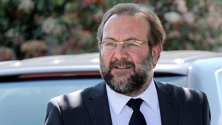 G&eacute;rard Dalongeville, ancien maire PS d'H&eacute;nin-Beaumont (Pas-de-Calais), arrive au tribunal de B&eacute;thune pour l'ouverture de son proc&egrave;s pour "d&eacute;tournements de fonds publics", le 27 mai 2013. (DENIS CHARLET / AFP)