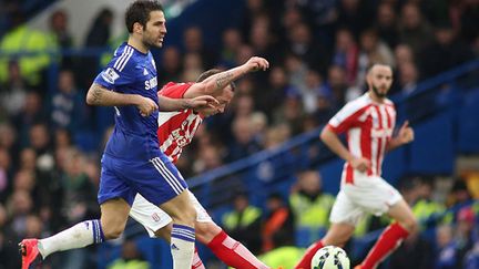 Le joueur de Stoke City, Charlie Adam, inscrit devant Cesc Fabregas un but de 61m