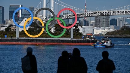 Les anneaux olympiques au bord de l'eau à Tokyo,&nbsp;le 1er décembre 2020. (CHARLY TRIBALLEAU / AFP)